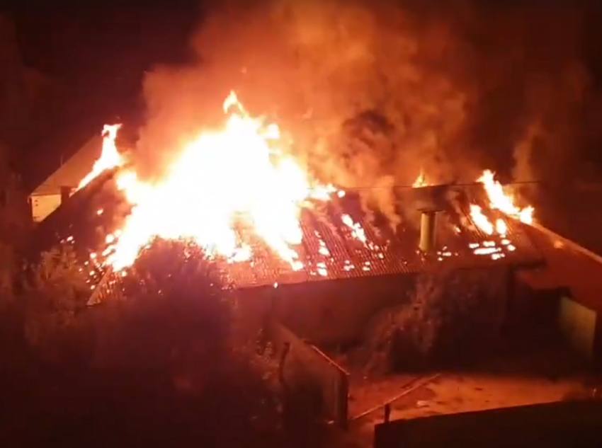 Страшный пожар жилого дома попал на видео в Воронеже