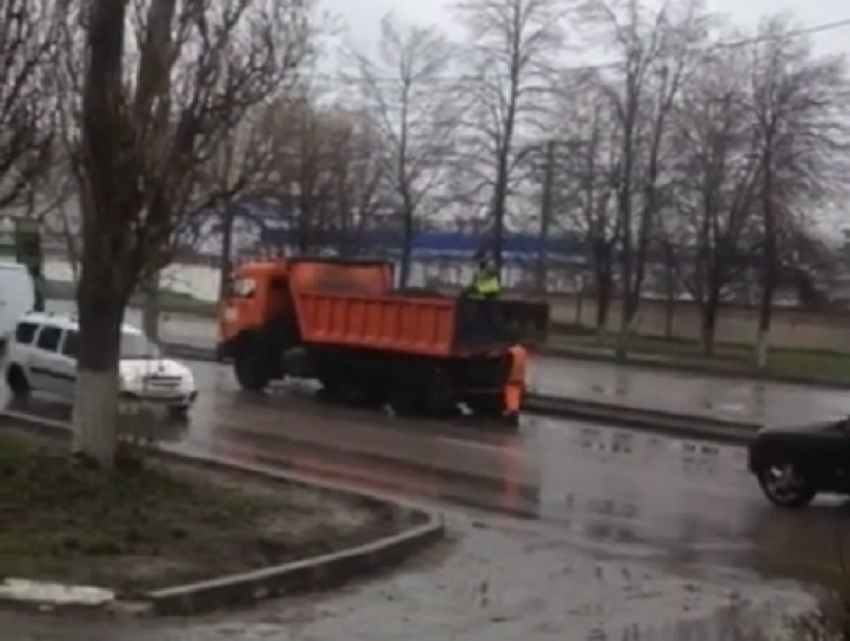 Ремонт дороги в дождь в Воронеже попал на видео 