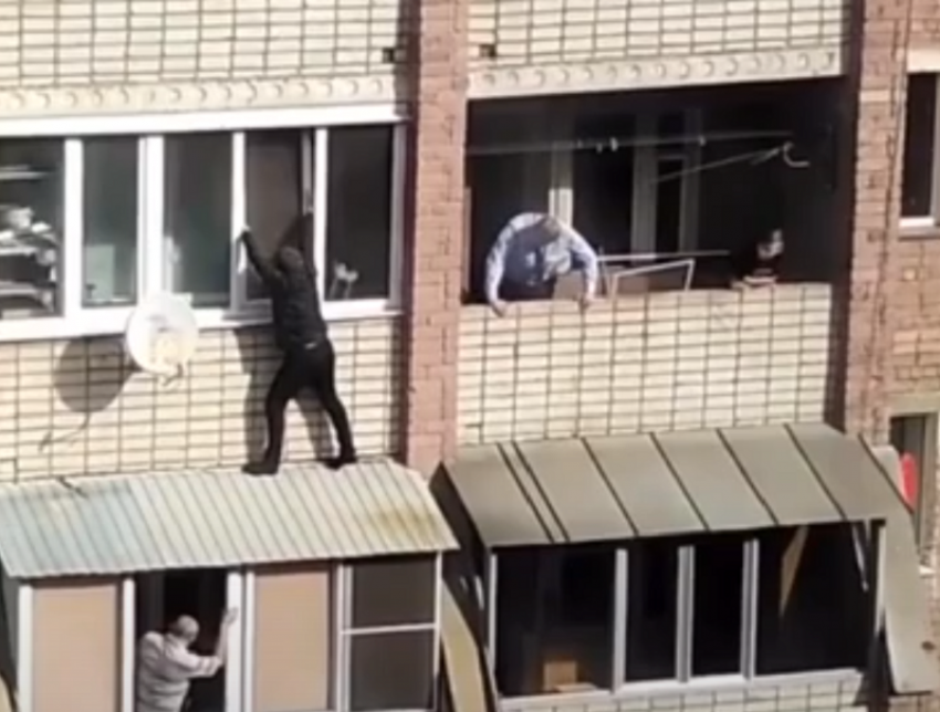 Попытку полицейских попасть в квартиру через окно сняли на видео в Воронеже 