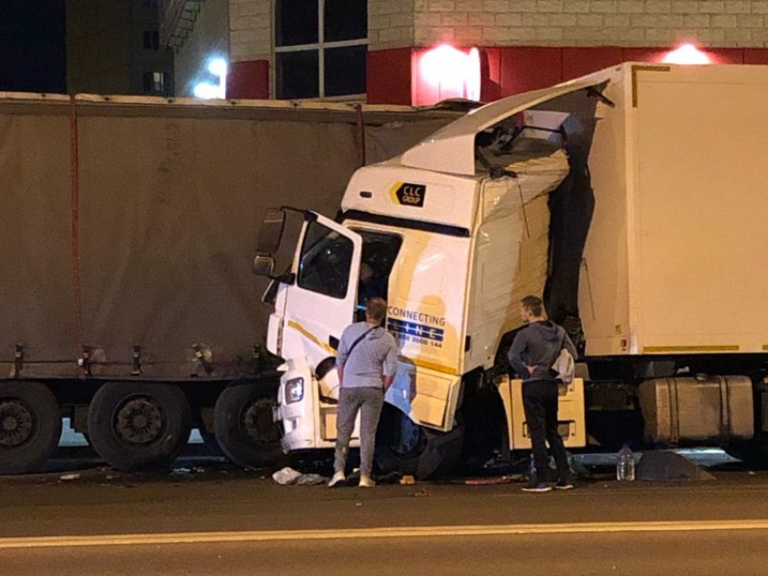 Опубликованы снимки последствий столкновения двух тягачей в Воронеже