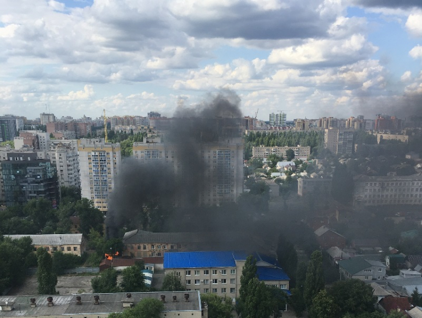 Крупный пожар в заброшенном сарае попал на видео в Воронеже 