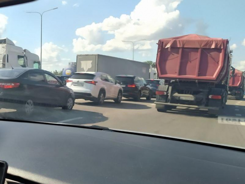 Семикилометровая пробка растянулась на выезде из Воронежа 