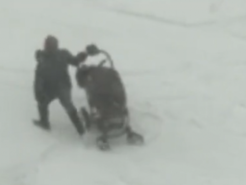 Резвящегося на снегу мужчину с коляской сняли в Воронеже 