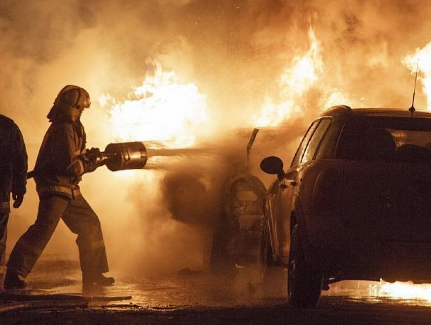 Ночной пожар беспощадно уничтожил Mercedes в Воронеже