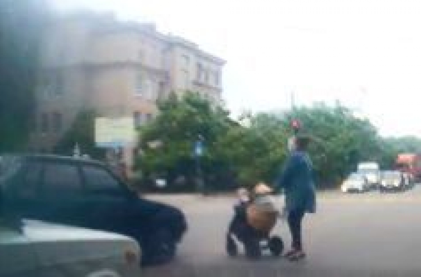 Воронежский «лихач» на «девяносто-девятой» едва не переехал маму с коляской