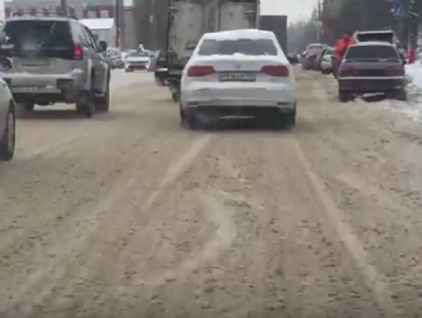 Истинную уборку дорог от снега в Воронеже сняли на видео 
