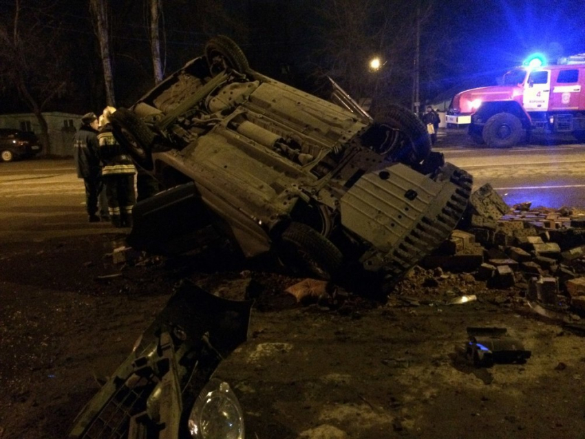 В Воронеже автомобилистка снесла забор и перевернулась, потеряв сознание 