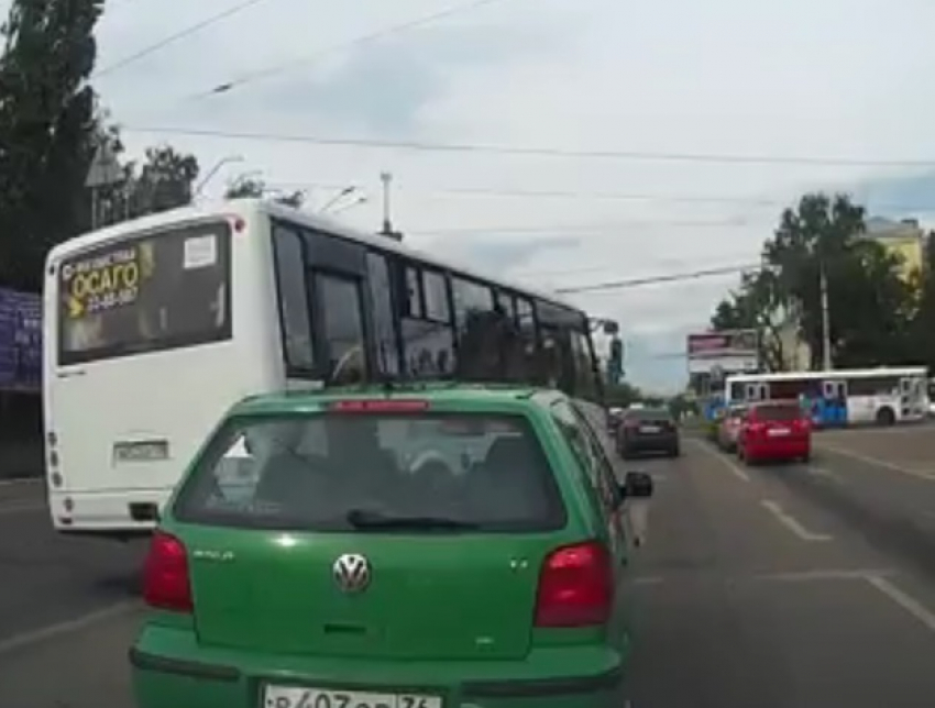 Двойное нарушение маршрутки в Воронеже попало на видео