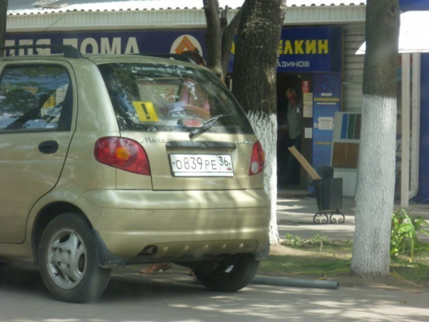 В Воронеже девушки вопреки правилам оставляют свои машины на тротуарах