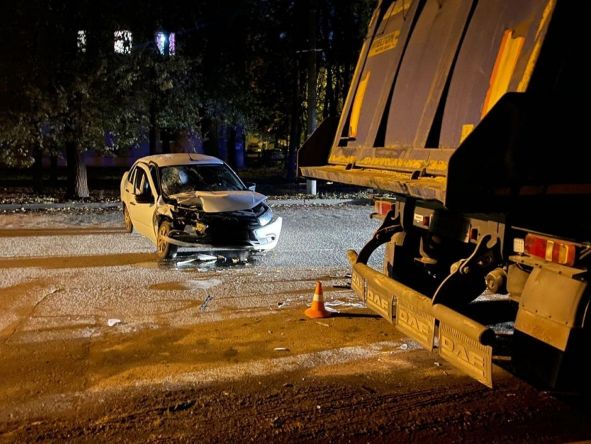 В Воронеже автомобилистка не справилась с управлением и влетела в грузовик
