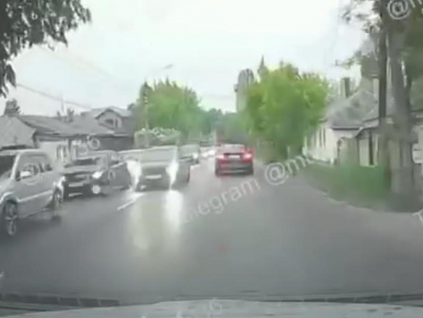 Просчитался, но где: мгновенная карма попала на видео в Воронеже