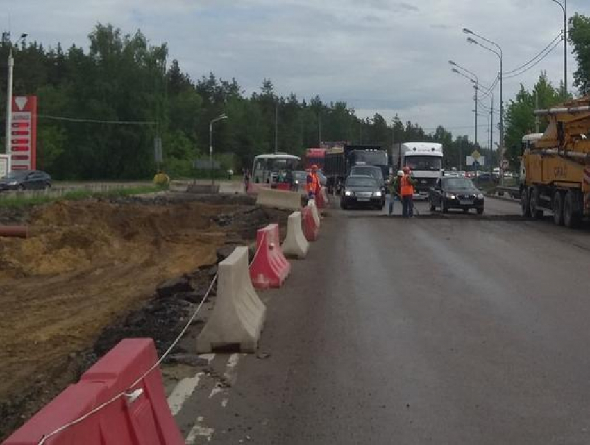 Причину ежедневной пробки на Крестах показали воронежцам