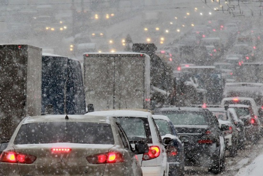 Воронежские дорожники в преддверии зимы установили дополнительные метеостанции и видеокамеры