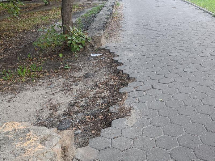 Разбитые тропки угрожают новым туфелькам воронежцев