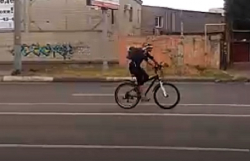Велосипедизм головного мозга сняли на видео в Воронеже