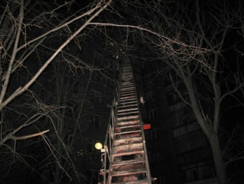 На ночном пожаре в самом центре Воронежа эвакуировали 10 человек