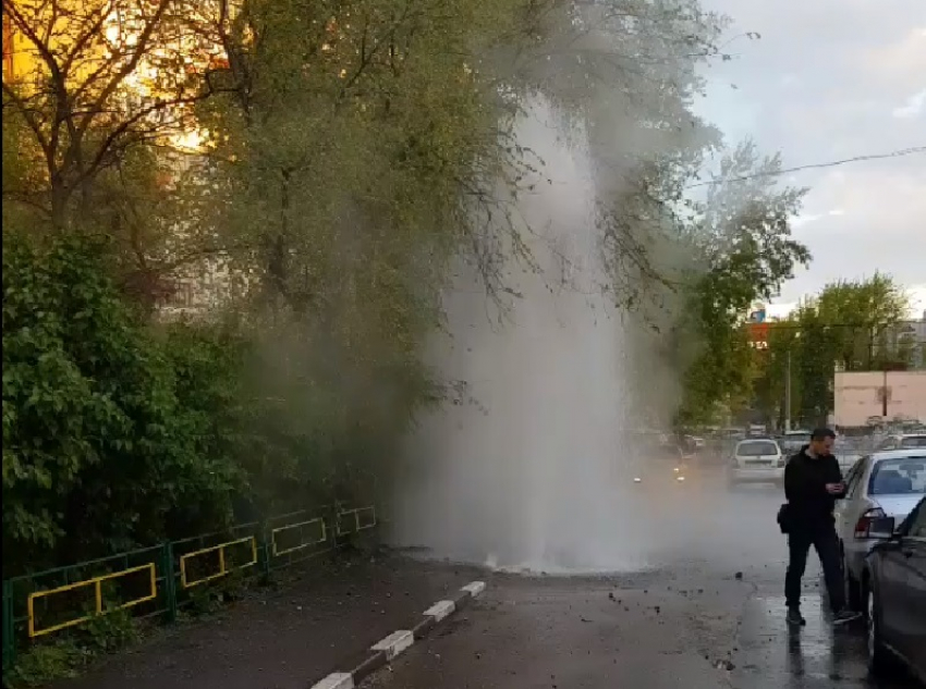Фонтан кипятка высотой с дерево попал на видео в Воронеже