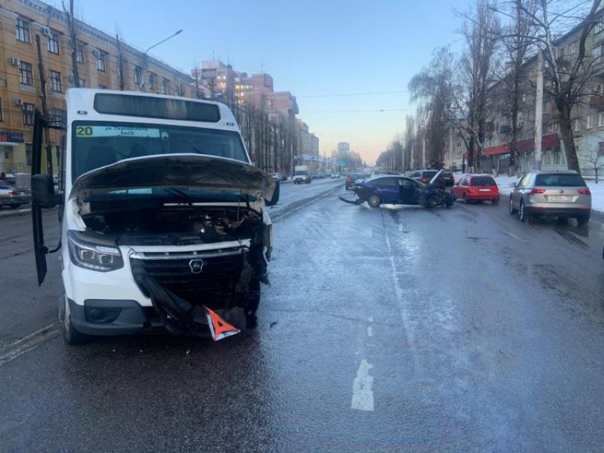 Воронежский перевозчик заявил, что в ДТП с маршруткой пострадали три её пассажира