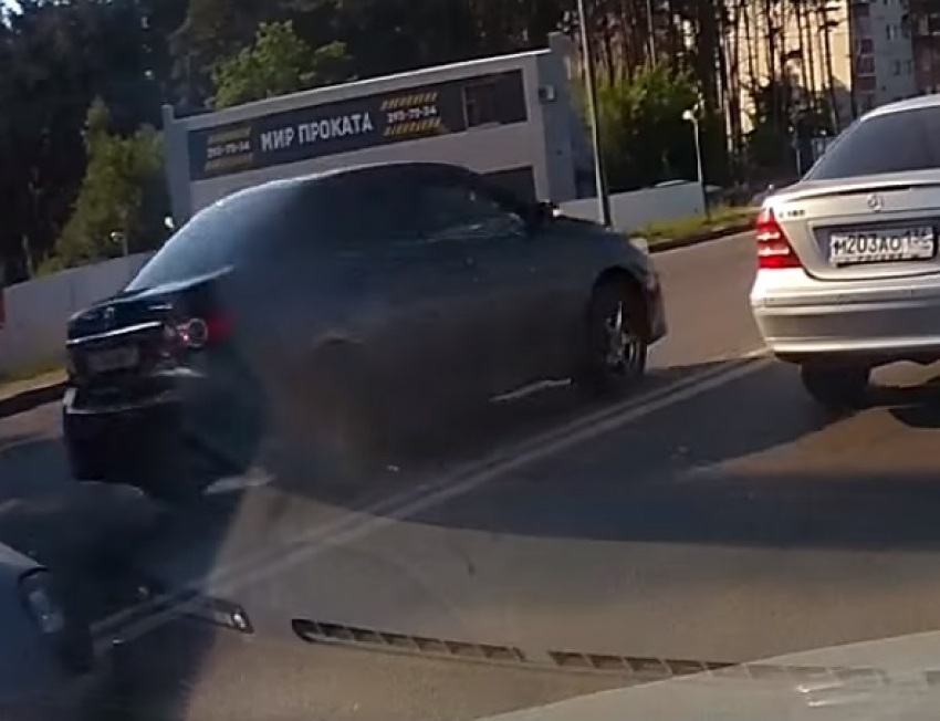 Водитель с номером «ХАМ» промчался по встречке в сантиметрах от пешехода в Воронеже и попал на видео