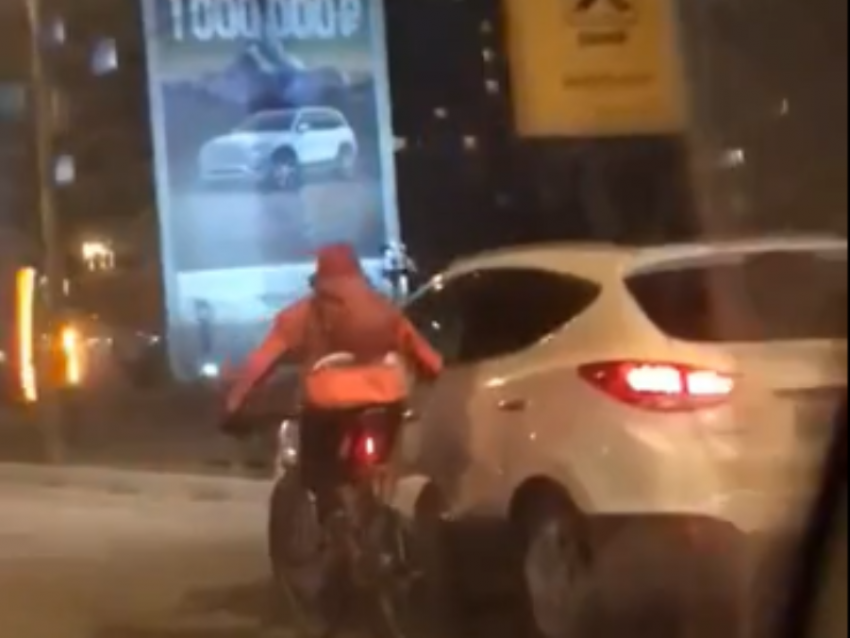 Велосипедист использовал мощь иномарки ради поездки по Воронежу