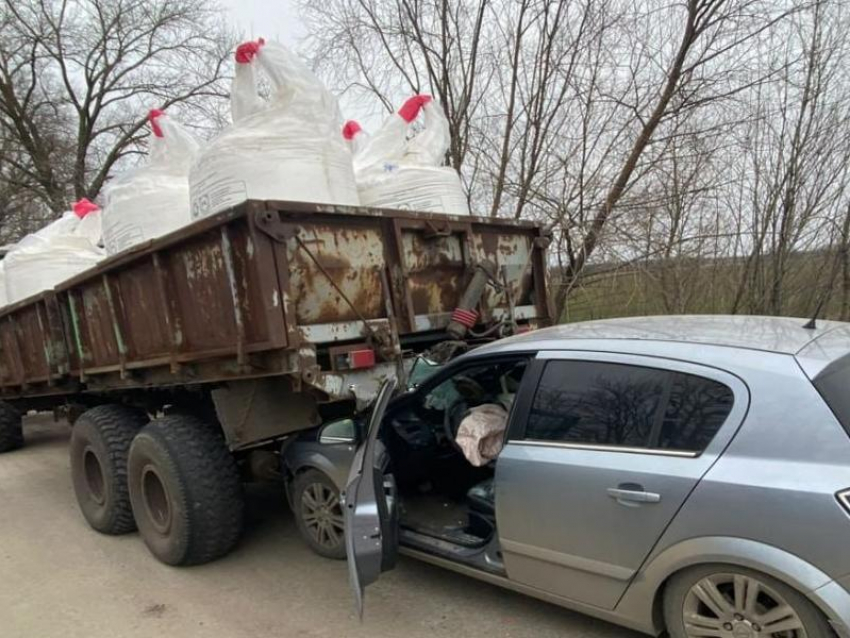 21-летняя автомобилистка врезалась в трактор на воронежской дороге - пострадали два человека