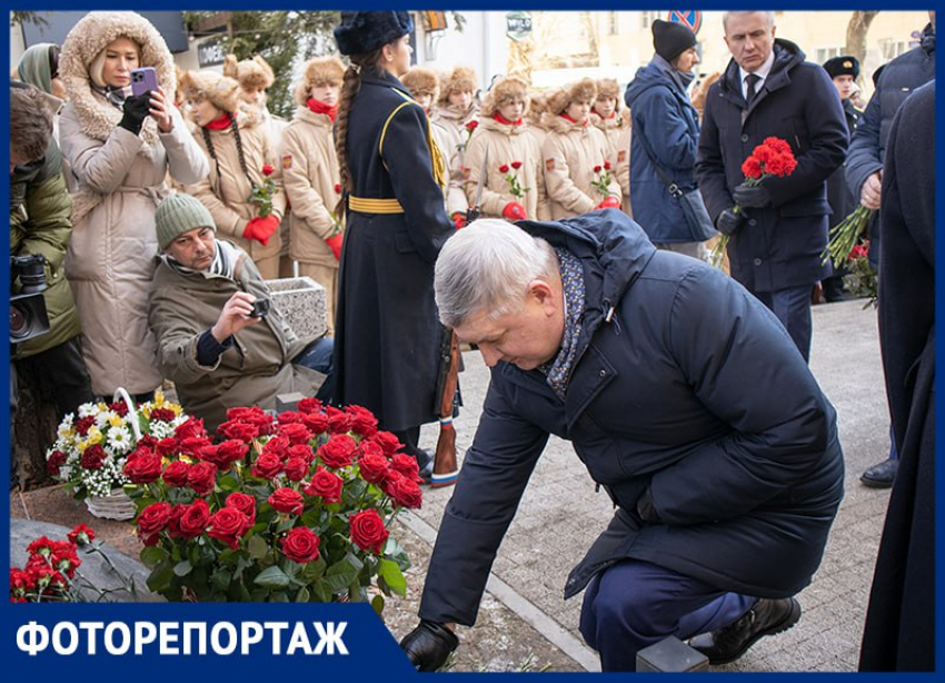 На место гибели десятков детей возложили цветы жители Воронежа 