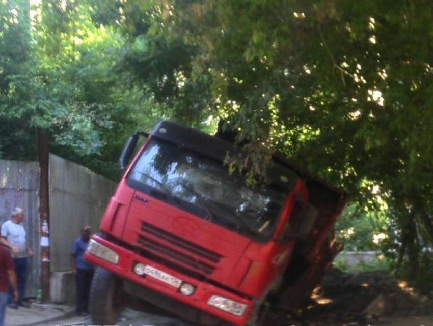 Провальный казус огромного грузовика попал на фото в Воронеже