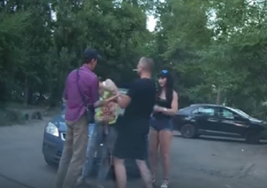 Драка пьяной девушки с водителем попала на видео в Воронеже 