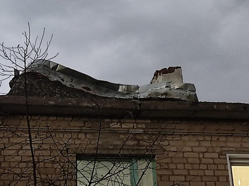 Проделки крышесносного урагана показали в Воронежской области 