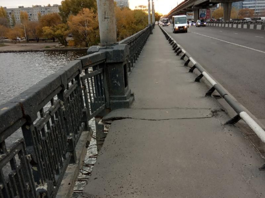 Ущербно разбитый тротуар отремонтированного Северного моста показали в Воронеже 