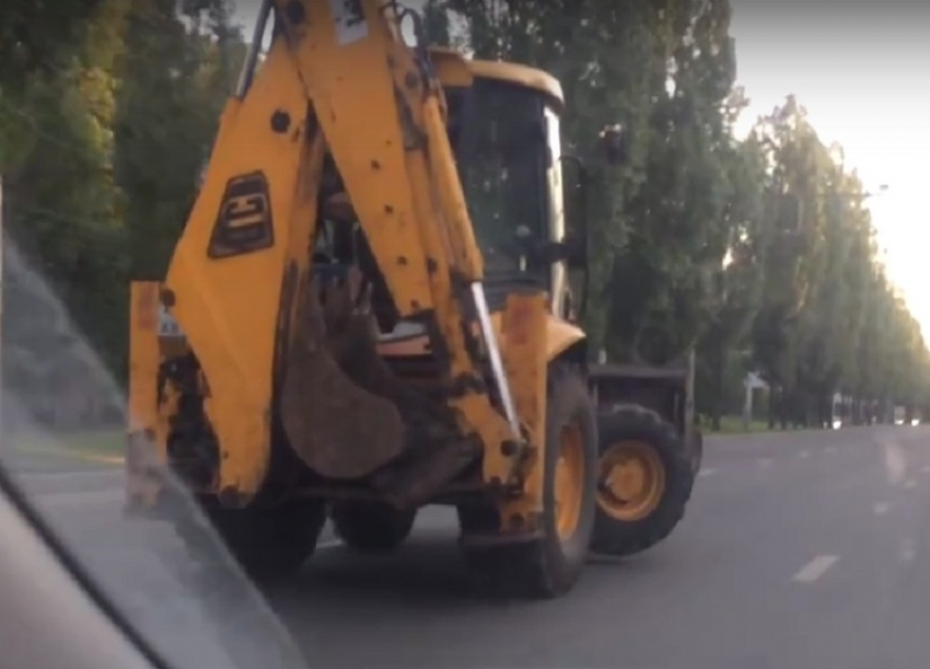 Невероятная поездка кривоколесного трактора попала на видео в Воронеже 