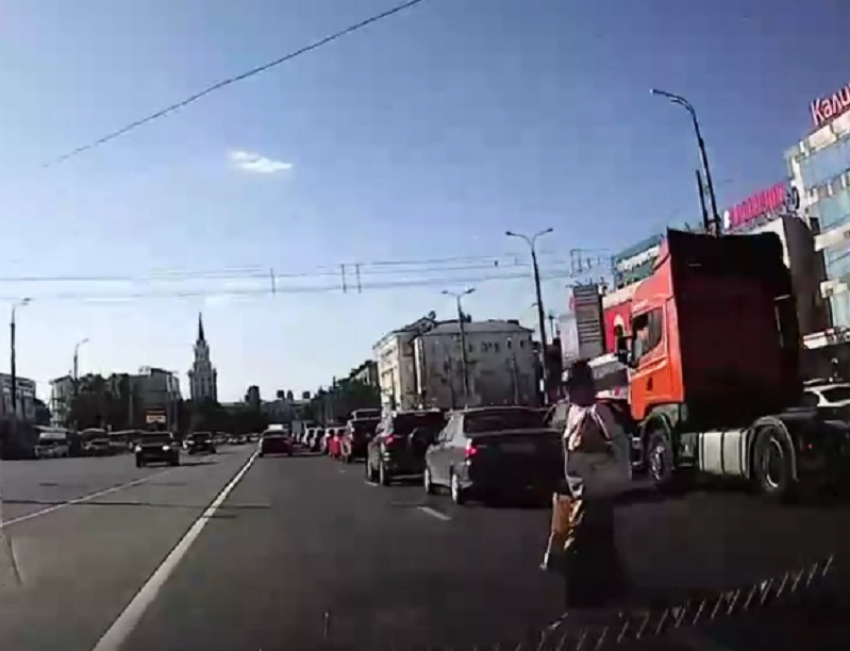 Безумная женщина-камикадзе довела водителя в Воронеже 