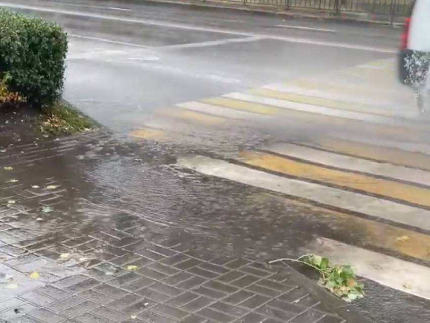 Мэру Воронежа указали на несправляющиеся ливневки в период затяжных дождей