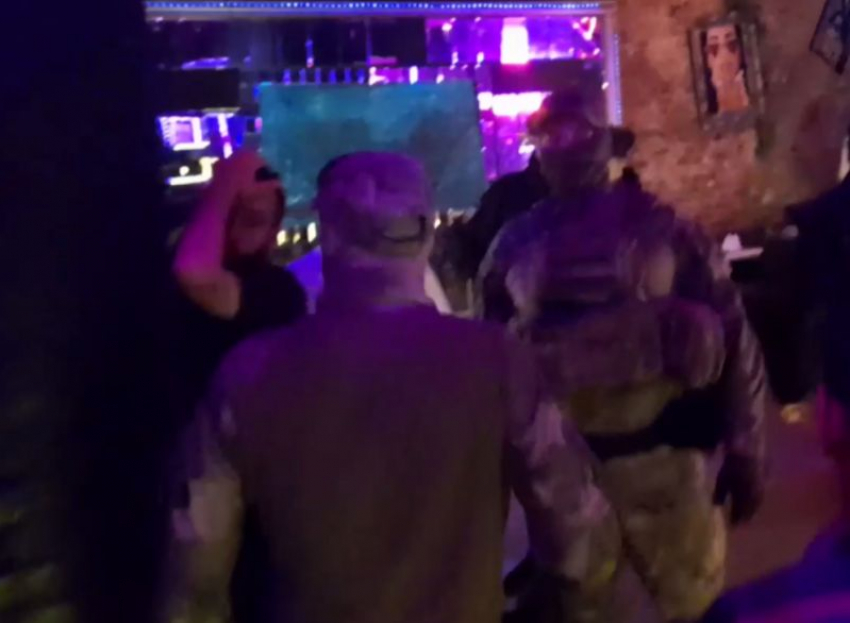 Опубликовано видео облавы силовиков на мигрантов в клубах воронежского Машмета