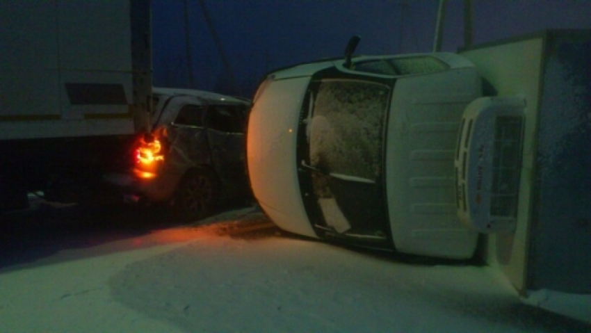 На трассе «Дон»  автомобиль столкнулся с фурой и грузовиком (ФОТО)