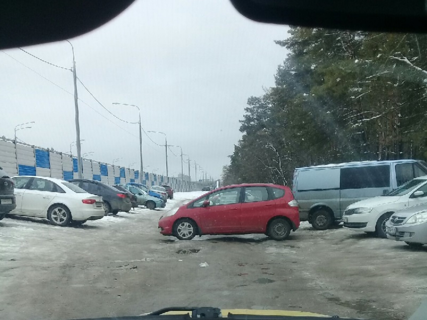 Нелепую парковку продемонстрировала красная иномарка в Воронеже