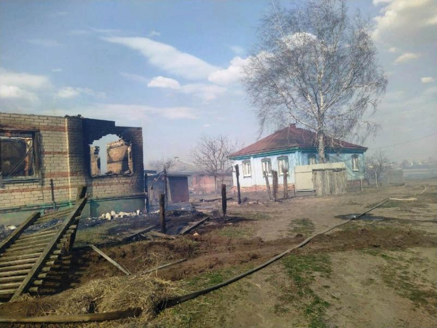 Опубликованы фото домов, сгоревших в большом пожаре в Воронежской области