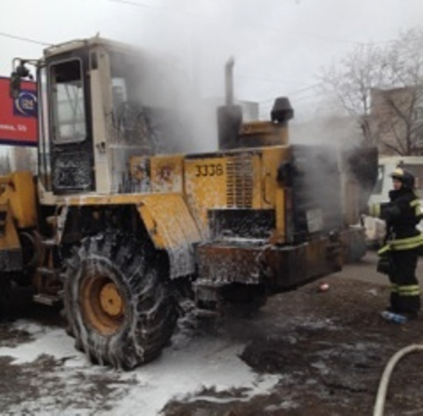 В Воронеже на Левом берегу загорелся трактор (ФОТО)