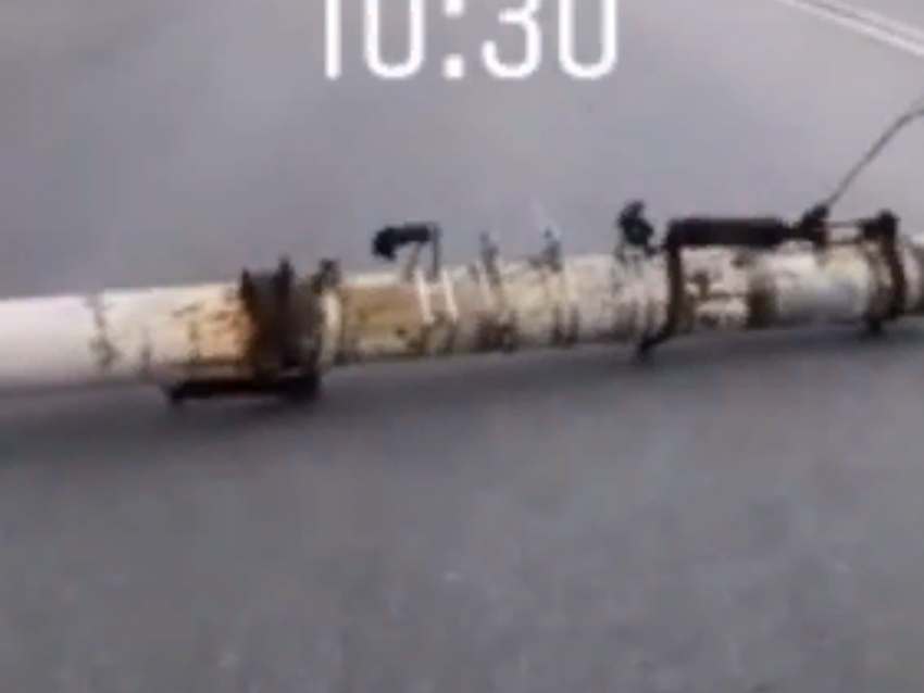 Валяющиеся на проспекте Революции столбы сняли на видео в Воронеже