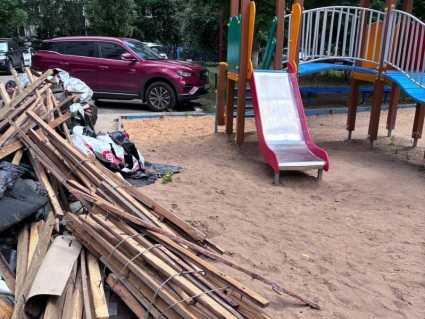В площадку для строительного мусора превратился воронежский двор, где мешки сбрасывали с крыши