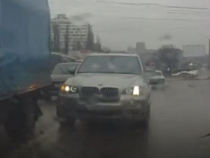 В Воронеже сняли на видео, как мажор со спецсигналами прёт по встречке