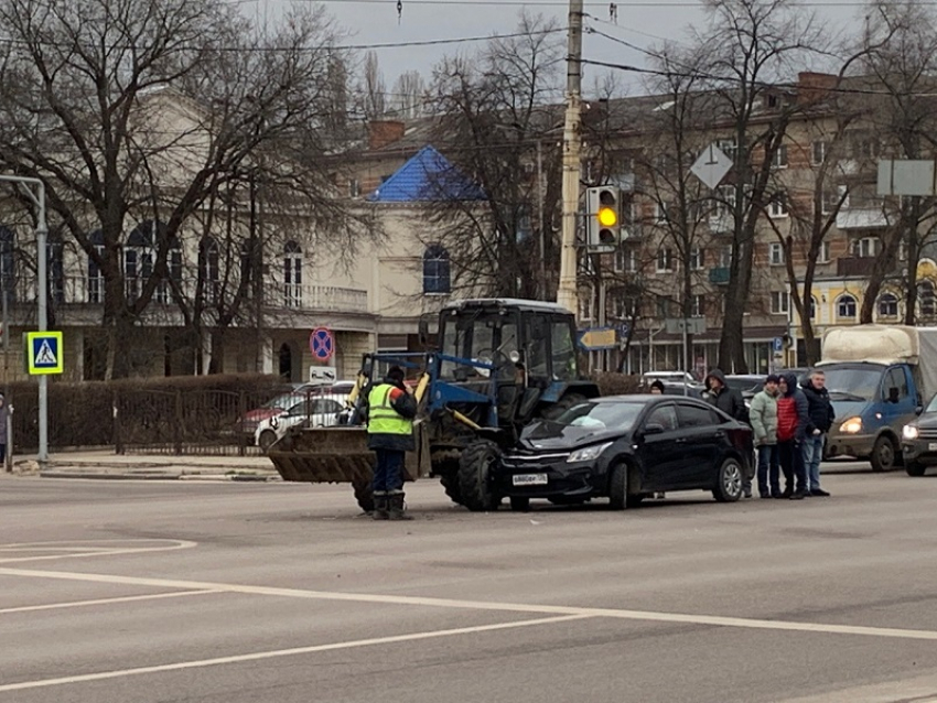 ДТП с трактором коммунальщиков спровоцировало пробку в центре Воронежа