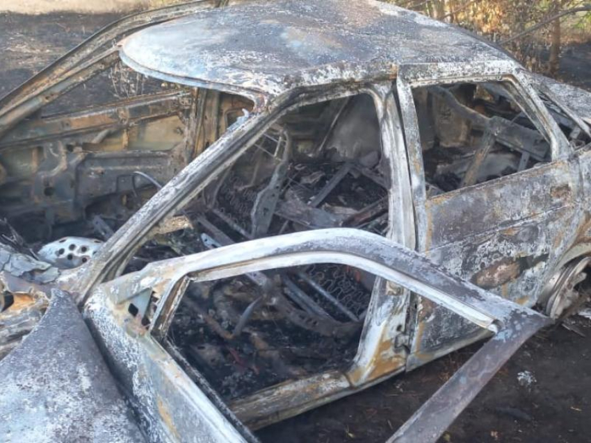 Труп неизвестного водителя найден в сгоревшей машине в Воронежской области 