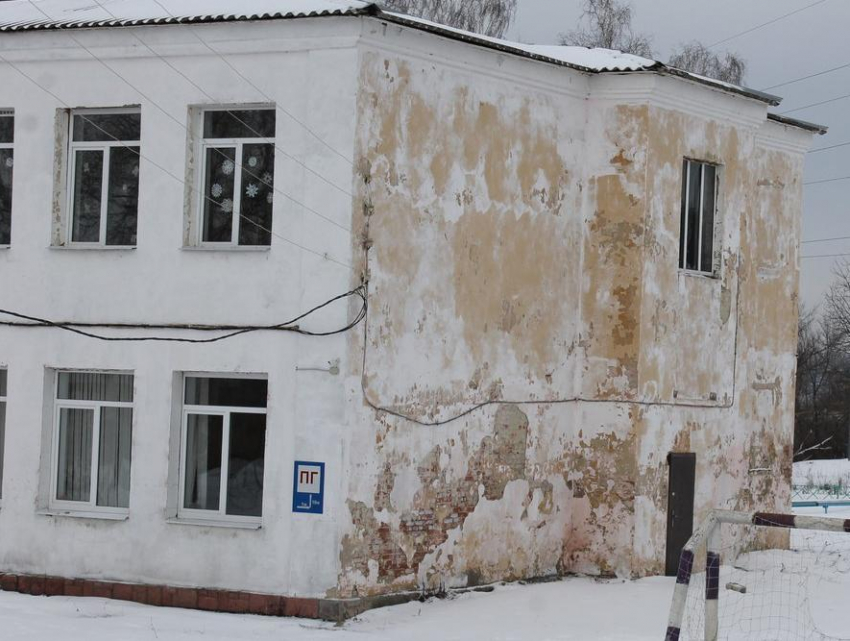 В воронежской школе, рассчитанной на 900 человек, занимаются 1,5 тысячи учеников