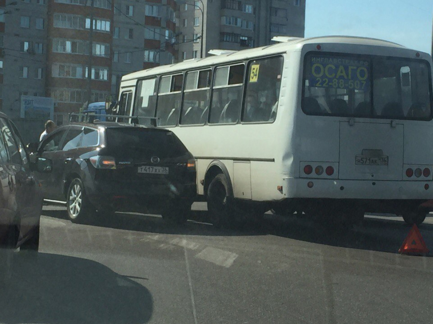 Воронежская окружная встала в пробке из-за ДТП с маршруткой 