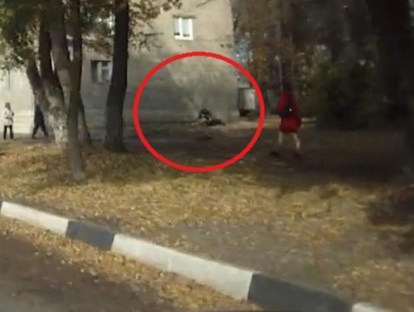 На видео попало задержание прохожими водителя, устроившего в Воронеже ДТП с «перевертышем»