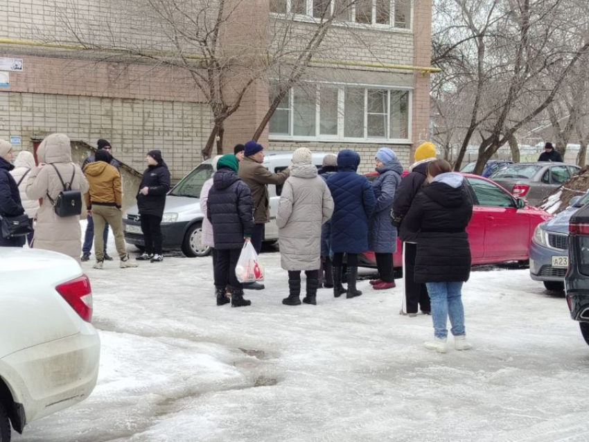 «Прямо под окнами»: воронежцы вышли на митинг против будущей высотки в их дворе