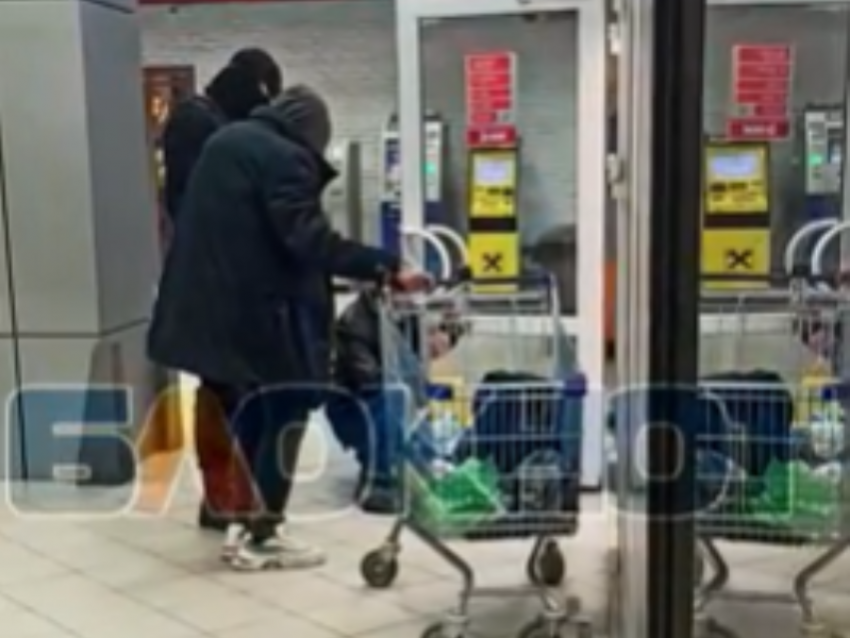 «Умоляю, мне больно»: старушку приковали наручниками к двери магазина в Воронеже