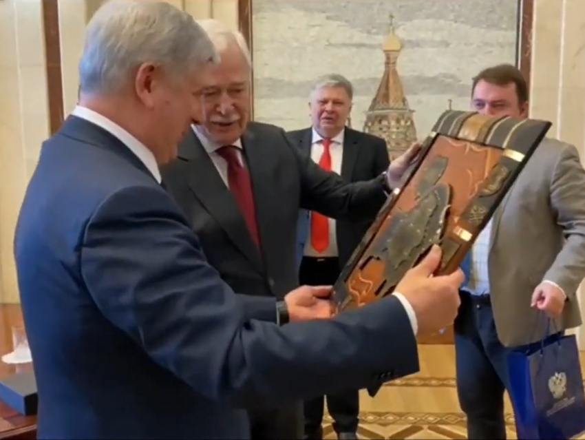 Кожаную картину получил в подарок губернатор Гусев в Республике Беларусь