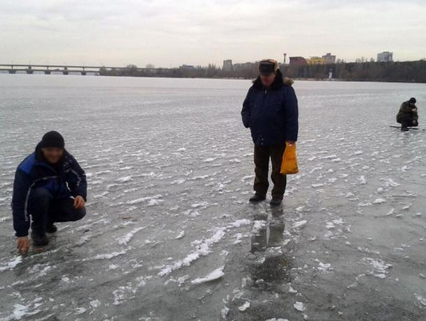 Рыбаки на льду Воронежского водохранилища «забили» на помощь спасателей